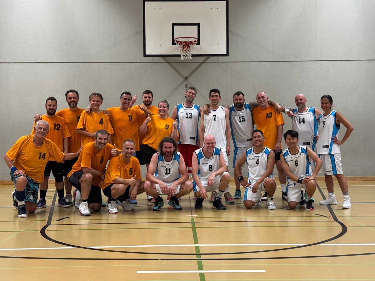 Beide Teams nach dem Freundschaftsspiel in Regensdorf